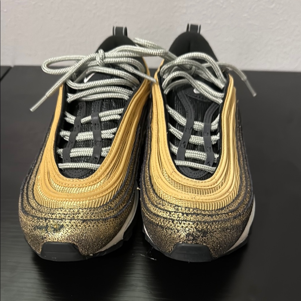 Nike Women's Sneakers in Gold and Black